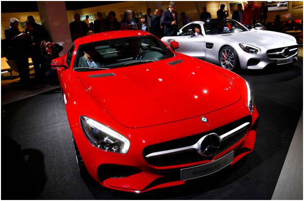 REUTERS - El nuevo superdeportivo de Mercedes AMG GT fue presentado a la prensa en la sede de la compañía en Affalterbach, cerca de Stuttgart. El auto combina "un estilo de diseño único y lujoso interior con impresionantes prestaciones: motor AMG V8 biturbo de 4.0 litros, 462 caballos de fuerza, de cero a 100 km / h en 4 segundos. El piloto de Fórmula Uno, Nico Rosberg condujo el vehículo durante su estreno mundial.