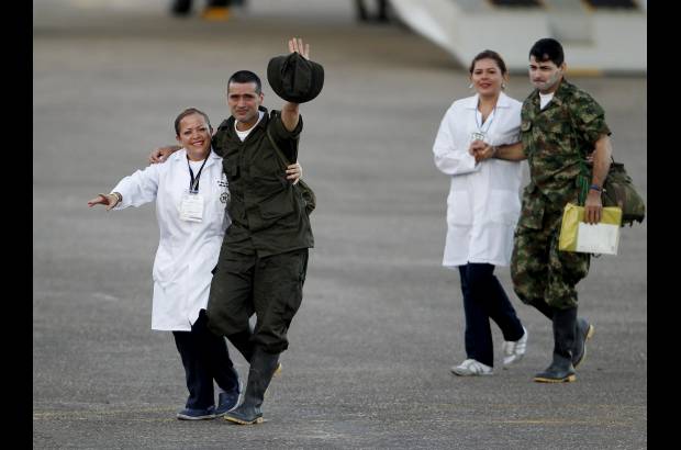 AP - El intendente Jorge Trujillo Solarte no pudo contener las lágrimas.