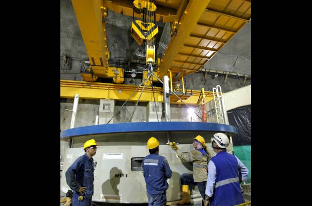 Julio C&#233;sar Herrera - Con puente-gr&#250;as movilizan los pesados equipos electromec&#225;nicos en la central subterr&#225;nea.