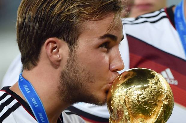 FOTO AFP - Alemania, campeona del Mundial de Brasil 2014 al ganar en la prórroga de la final a Argentina (1-0) en el estadio de Maracaná de Río de Janeiro, sumó su cuarto título de esta competición, de la que no era el vencedor desde hace 24 años, desde Italia 90' ante el mismo rival con idéntico marcador.