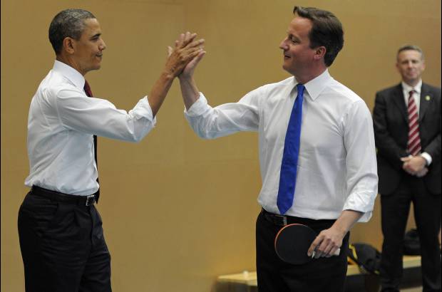 Reuters - Obama y Cameron se divirtieron jugando tenis de mesa y compartieron con los escolares.