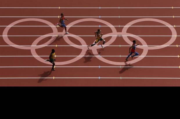 AP - &#211;scar que venci&#243; con un tiempo de 45.04, seguido del sudafricano, que hizo su mejor marca del a&#241;o 45.44.