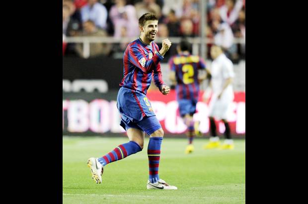 AFP - Gerard Piqu&#233;, defensor central, campe&#243;n del &#250;ltimo mundial en Sud&#225;frica, se hizo un espacio entre la defensa del equipo ideal.