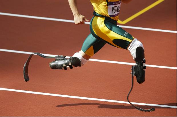Reuters - La IAAF le permite correr no s&#243;lo la primera, en las que los atletas corren cada uno por su calle, sino tambi&#233;n en las posteriores, que se disputan en grupo.
