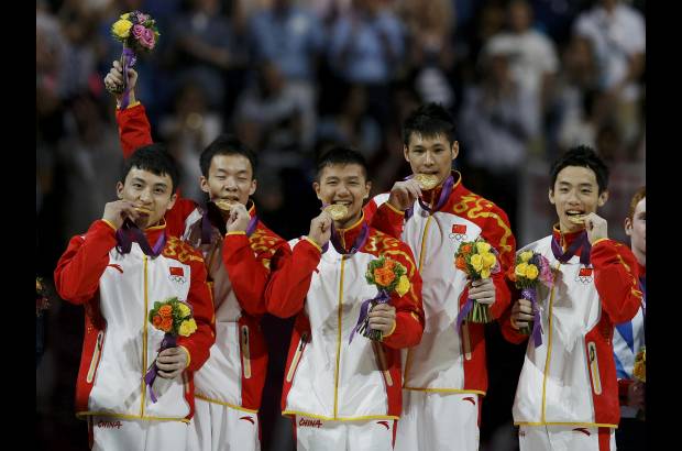 Reuters - De izquierda a derecha los gimnastas chinos, Guo Weiyang, Chen Yibing, Zhang Chenglong y Zou Kai, celebran la medalla dorada.