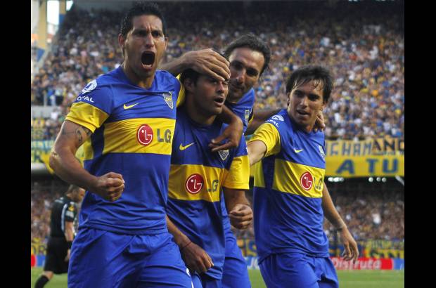 Reuters - Centenares de hinchas de Boca se congregaron en la c&#233;ntrica Plaza de la Rep&#250;blica, alrededor del emblem&#225;stico Obelisco porte&#241;o, para celebrar la obtenci&#243;n del campeonato.