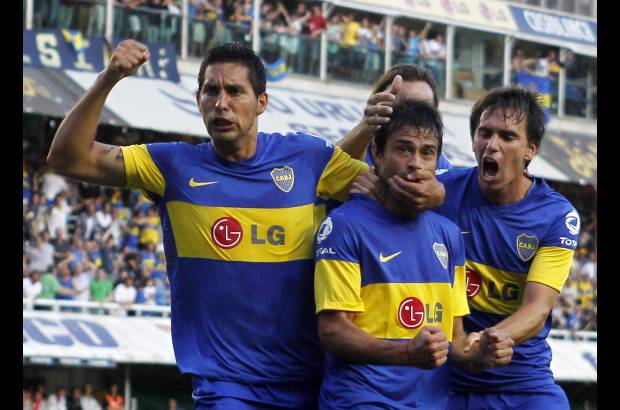Reuters - Un portero con experiencia y voz de mando, una defensa rocosa y un centro del campo con gran capacidad de desdoblamiento fueron los tres pilares con los que Julio C&#233;sar Falcioni construy&#243; la versi&#243;n 2011 del Boca Juniors que logr&#243; el vig&#233;simo cuarto t&#237;tulo de campe&#243;n del f&#250;tbol argentino.