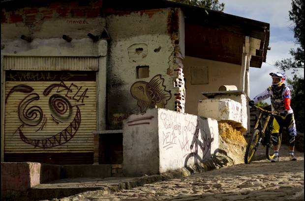 Cortes&#237;a Red Bull - Fervorosos creyentes del down hill urbano -modalidad de descenso de monta&#241;a- subieron hasta lo m&#225;s alto de los 3.152 metros de altura sobre el nivel del mar que tiene el hist&#243;rico cerro de Monserrate.