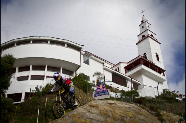 Cortes&#237;a Red Bull - Deportistas extremos se dieron cita en el emblem&#225;tico Cerro de Monserrate para disfrutar del descenso urbano.