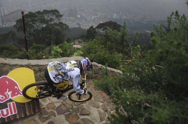 Cortes&#237;a Red Bull - La peregrinaci&#243;n fue extrema, los devotos de Monserrate hicieron historia y se confesaron con su habilidad en la bicicleta.