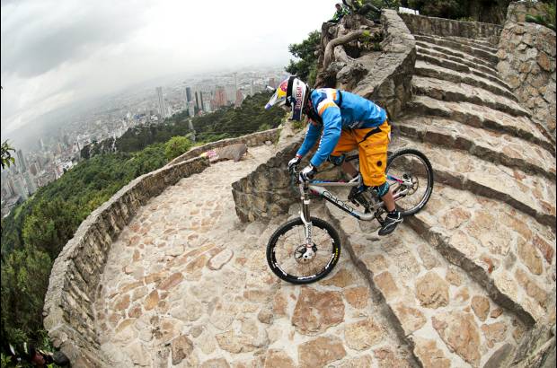 Cortes&#237;a Red Bull - La falta de uniformidad de las 4.ooo escaleras y lo cerrado de las curvas sumado a la altura que afecta, incluso al caminar, fueron como penitencias para los pedalistas nacionales y extranjeros.