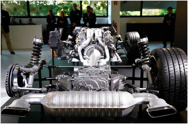 REUTERS - El nuevo superdeportivo de Mercedes AMG GT fue presentado a la prensa en la sede de la compañía en Affalterbach, cerca de Stuttgart. El auto combina "un estilo de diseño único y lujoso interior con impresionantes prestaciones: motor AMG V8 biturbo de 4.0 litros, 462 caballos de fuerza, de cero a 100 km / h en 4 segundos. El piloto de Fórmula Uno, Nico Rosberg condujo el vehículo durante su estreno mundial.