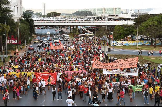 AFP - Los manifestantes se quejan por una ley en el Congreso que amenaza con reducir el tamaño de algunas reservas para los grupos indígenas. Se les unieron otros pequeños grupos que protestan contra el Mundial y por el gasto millonario en la preparación del evento del próximo mes.