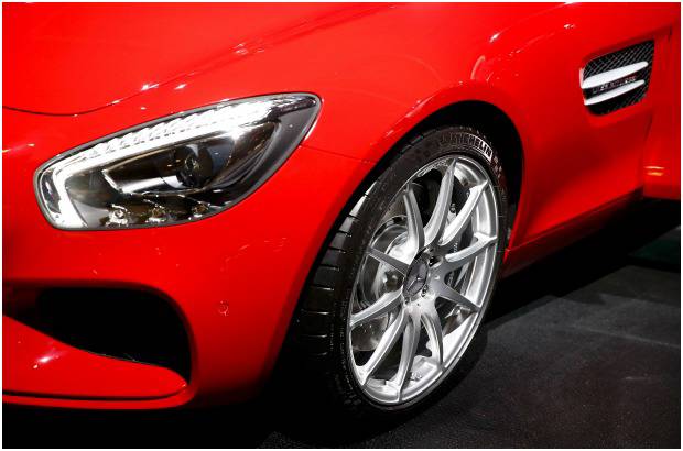 REUTERS - El nuevo superdeportivo de Mercedes AMG GT fue presentado a la prensa en la sede de la compañía en Affalterbach, cerca de Stuttgart. El auto combina "un estilo de diseño único y lujoso interior con impresionantes prestaciones: motor AMG V8 biturbo de 4.0 litros, 462 caballos de fuerza, de cero a 100 km / h en 4 segundos. El piloto de Fórmula Uno, Nico Rosberg condujo el vehículo durante su estreno mundial.