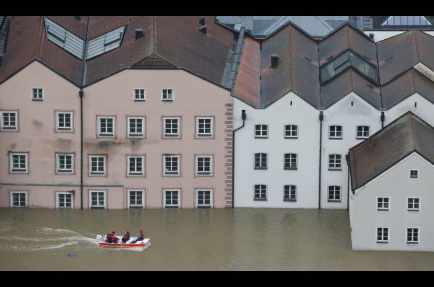 AP - Miembros la cruz roja se abren paso en lanchas por las calles inundadas del centro de Passau, Alemania meridional.