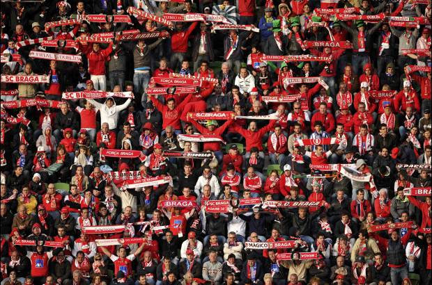 Reuters - El Dublín Arena de la capital irlandesa fue invadido por hinchas portugueses que llenaron el escenario para acompañar a los dos equipos. En la imagen, los simpatizantes del Braga.