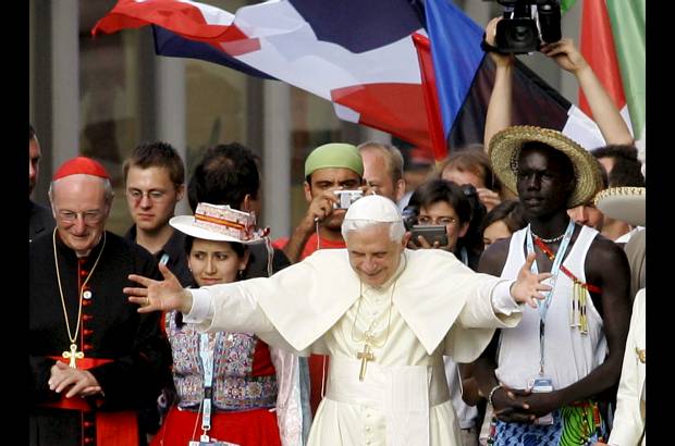 REUTERS - Su primer viaje oficial fuera de Italia lo realiz&#243; en agosto de 2005 a Alemania, su pa&#237;s natal, donde visit&#243; la sinagoga de Colonia, la segunda vez que un papa pisaba un templo jud&#237;o desde que Juan Pablo II entr&#243; en el de Roma en 1986 y la primera de un pont&#237;fice al pa&#237;s del Holocausto.