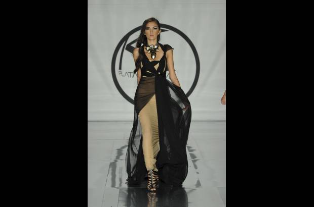 - Sentimientos contrastados desfilaron sobre una pasarela pensada en una mujer vanguardista.