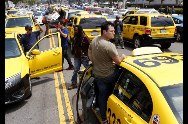 Reuters - Taxistas de San Francisco bloquean las calles que rodean la alcald&#237;a durante una protesta en contra de los programas de intercambio que, los conductores afirman, est&#225;n operando ilegalmente en San Francisco, Estados Unidos