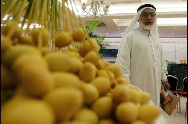 Reuters - En los Emiratos Arabes Unidos, las autoridades religiosas emitieron un edicto, o fatwa, permitiendo a los braceros comer si hace demasiado calor o las condiciones son demasiado penosas para ayunar.