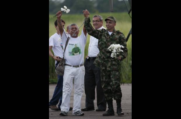 Mario Franco, Colprensa - Antes de abrazarse, el joven le hizo un gesto a su padre para que se tranquilizara. Luego Pablo Emilio se abraz&#243; y habl&#243; con sus familiares, mientras recib&#237;a margaritas blancas.