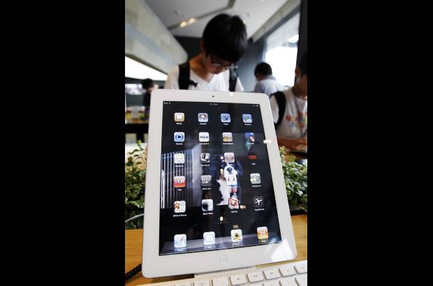 Reuters - Un tribunal de D&#252;sseldorf (Alemania) dio la raz&#243;n a Apple al dictar una orden temporal contra la distribuci&#243;n del nuevo dispositivo electr&#243;nico de su competidor en toda la Uni&#243;n Europea, a excepci&#243;n de Holanda.