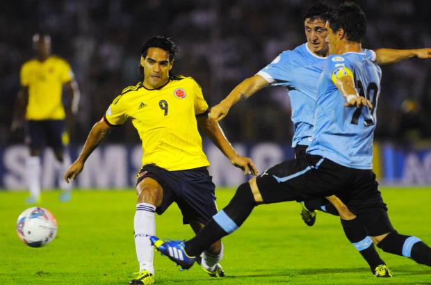 Reuters - La selecci&#243;n Colombia cay&#243; 2-0 en la visita a Uruguay en el estadio Centenario de Montevideo por eliminatorias al Mundial de Brasil-2014.