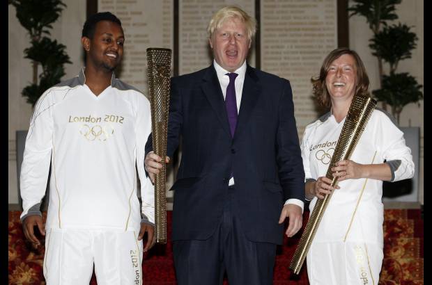 Reuters - La antorcha olímpica sigue su recorrido y este 16 de julio estuvo en manos del anfitrión, el alcalde de Londres, Boris Johnson.