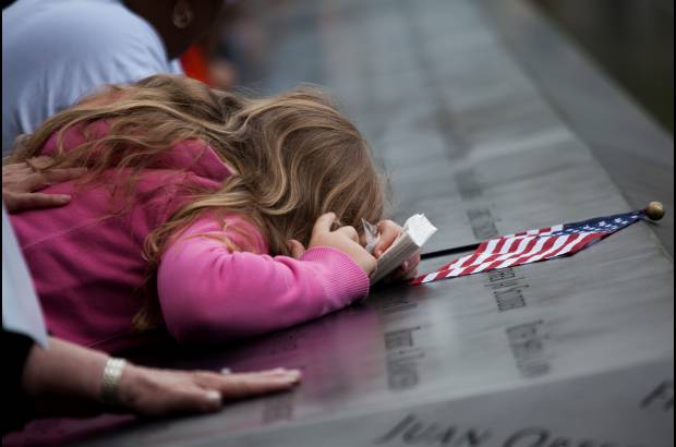 AP - Los actos en Nueva York por el 10mo aniversario del 11-S se desarrollaron en la plaza conmemorativa construida en el lugar donde se alzaban las Torres Gemelas.