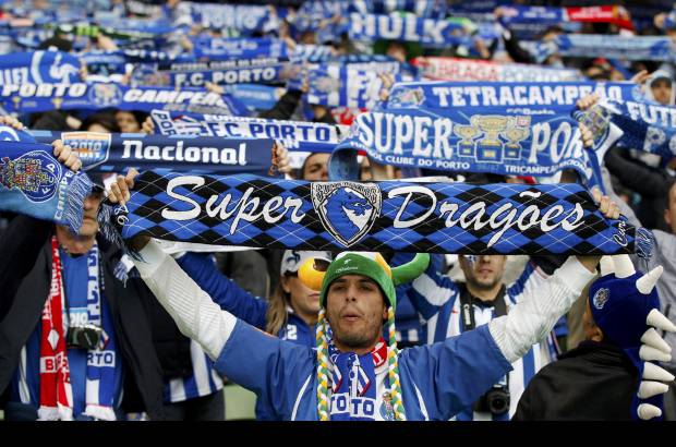 Reuters - 50.000 espectadores llenaron el escenario. En la imagen, los seguidores del Porto.