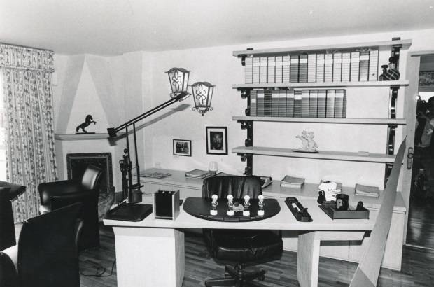 FOTO ARCHIVO EL COLOMBIANO - El 19 de junio de 1991, tras una anunciada negociaci&#243;n, Pablo Escobar se entrega a las autoridades colombianas para ser recluido en La Catedral; la c&#225;rcel llena de lujos construida por el mismo capo, que eran disfrutados a placer por &#233;l y sus sicarios.