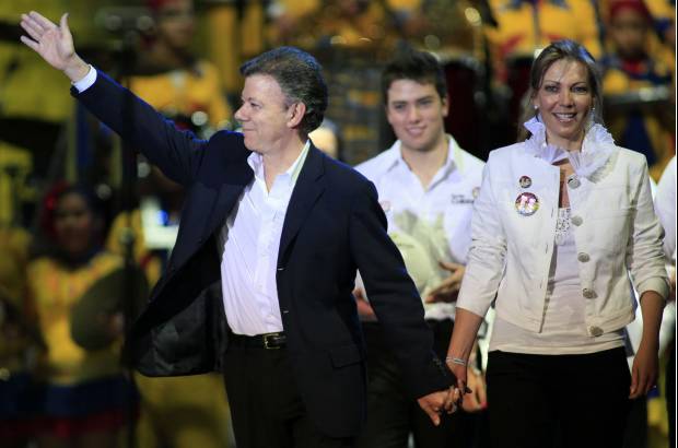 AP - Uribe "transformó positivamente" a Colombia, subrayó Santos.