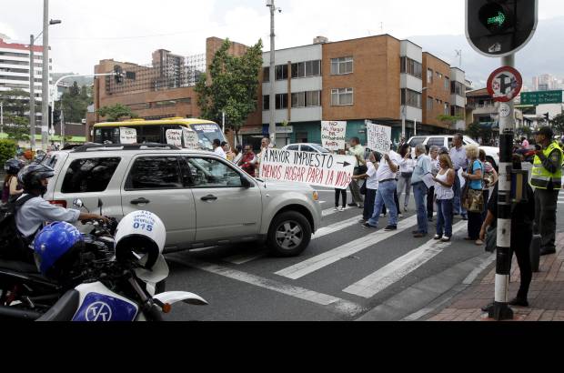 Manuela Palacio Hernández - Los manifestantes bloquearon por momentos el tráfico de la calle 10 justo al mediodía. Exhibieron pancartas y llamaron la atención con frases de rechazo al nuevo impuesto de sus propiedades.