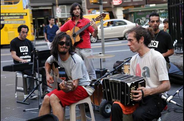 Diego Gonz&#225;lez - San Telmo en domingo es indispensable para la salud: la m&#250;sica, el arte, los clowns, la calle de piedra, Mafalda, artesan&#237;as y todo tipo de ventas, desde un cortau&#241;as hasta pinturas de gran formato.