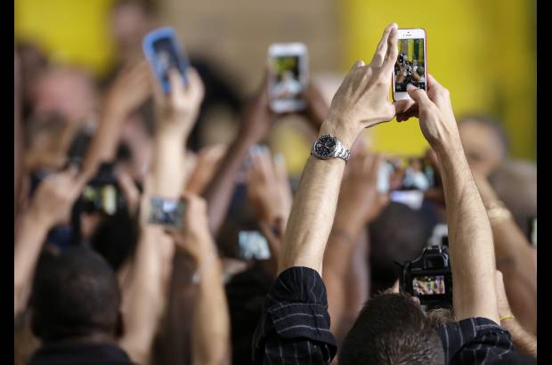 AP - Los trabajadores de un centro de distribuci&#243;n de Amazon fotograf&#237;an con sus celulares al presidente Barack Obama despu&#233;s de su visita a la compa&#241;ia.