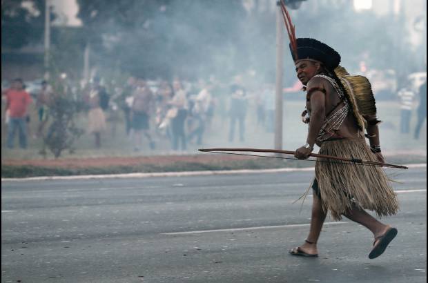 AP - Sumándose a la tensión, indígenas vestidos con tradicionales ropas tribales y que portaban arcos y flechas, se unieron a los manifestantes del movimiento Trabajadores sin Techo.