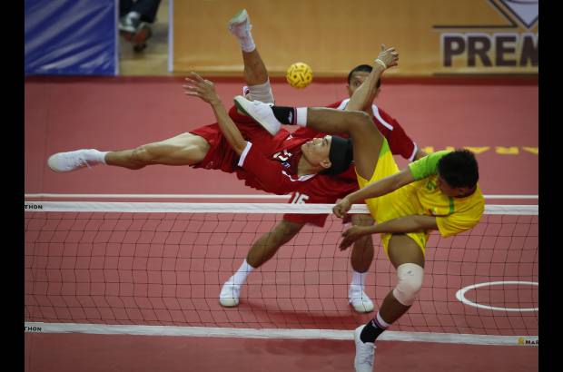AP - El deporte se conoce como Spaktakraw, parecido al voleibol pero con una pelota m&#225;s peque&#241;a. Aqu&#237; dos equipos de Tailandia se disputan el bal&#243;n.