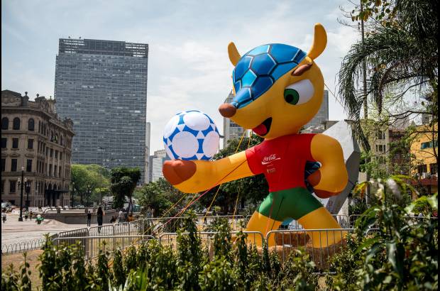 AFP - La mascota del Mundial Brasil 2014, un armadillo de tres bandas, es considerada como un especie vulnerable por la Unión Internacional para la Conservación de la Naturaleza (UICN). Este armadillo, conocido como "tatu-bola", se creía extinto hasta su redescubrimiento en 1990 y este año el Gobierno de Brasil presentará en junio un plan para salvar al personaje que inspira a Fuleco, la mascota del torneo de la FIFA.