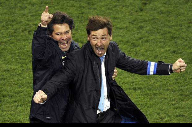 Reuters - A sus 33 años y 213 días, André Villas Boas se convirtió en el entrenador más joven en ganar un título europeo, superando al italiano Gianluca Vialli (33 años y 308 días). Villas Boas es el alumno aventajado de José Mourinho, del que fue ayudante en Porto, Chelsea e Inter.