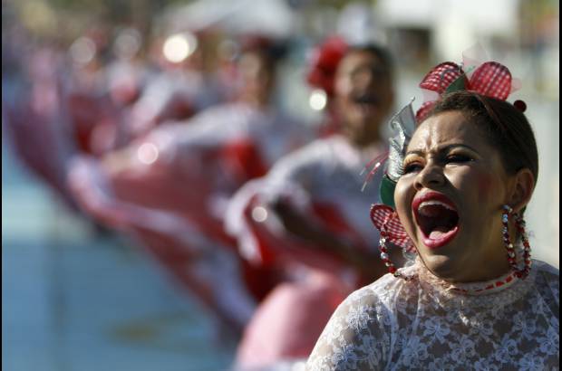 Reuters - Grupos de cumbia se preparan por meses para el carnaval.