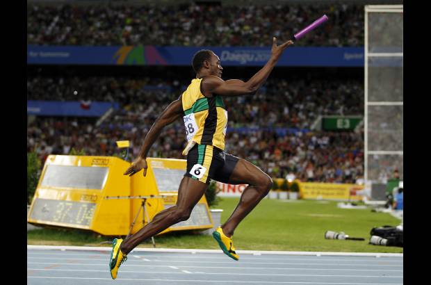AP - Bolt par&#243; el crono de meta en 37.04, seis cent&#233;simas su marca ganadora de la final de Berl&#237;n 2009, y junto con Nesta Carter, Michael Frater y Yohan Blake complet&#243; una vuelta a la pista imperial, siempre por delante del equipo de Estados Unidos, que en su af&#225;n por perseguir la victoria fall&#243; en la &#250;ltima entrega: Darvis Patton tropez&#243; y no pudo pasar el testigo a Walter Dix.