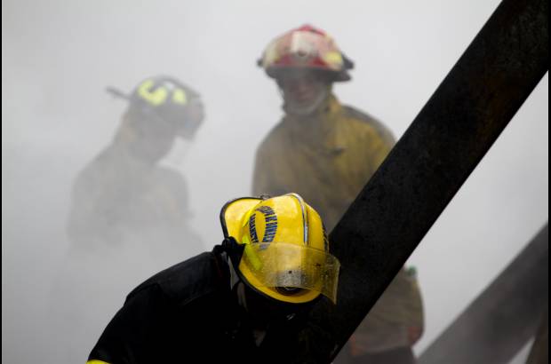 Esteban Vanegas - Las llamas de un incendio que se inici&#243; aproximadamente a las 11:30 de la ma&#241;ana consumieron totalmente la bodega de la Distribuidora Arcona.