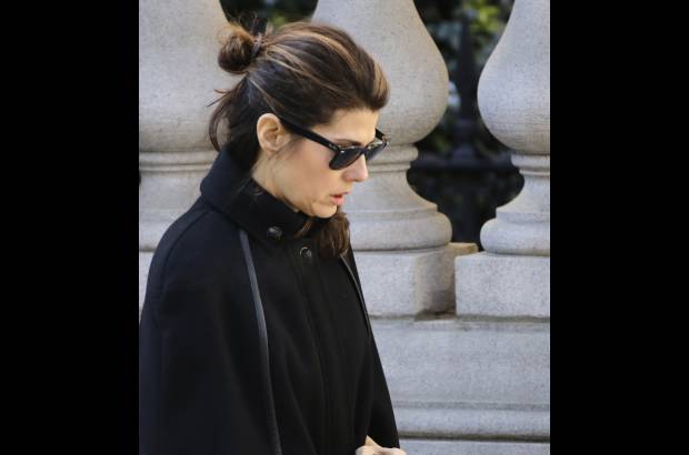 AP - La actriz Maria Tomei llega al funeral del actor.