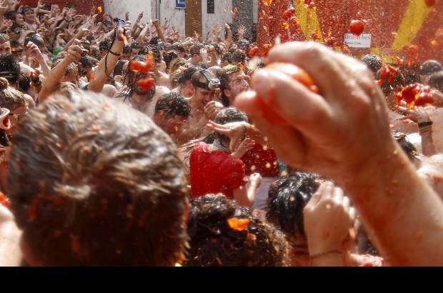 AP - La localidad espa&#241;ola de Bu&#241;ol libr&#243; su c&#233;lebre batalla de tomates, la Tomatina.