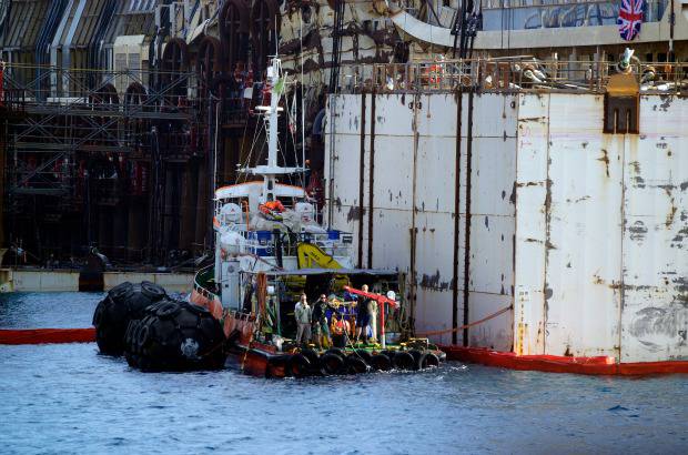 AP - "El barco está flotando ahora con los 'sponsons' adheridos", dijo Franco Porcellacchia, el ingeniero encargado de la operación de rescate.