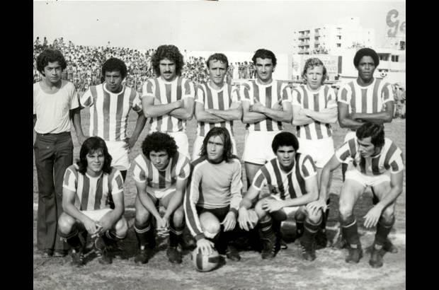 - 1976. Arriba: Iv&#225;n Dar&#237;o Casta&#241;eda, Eduardo Rachetti, Eduardo Retat, Miguel &#193;ngel L&#243;pez, Gerardo Moncada y Francisco Maturana. Abajo: Gilberto Salgado, Ram&#243;n B&#243;veda, Ra&#250;l Navarro, Eduardo Emilio Vilarete y Jorge Olmedo. T&#233;cnico: Oswaldo Juan Zubeld&#237;a.