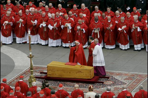 REUTERS - Le correspondi&#243; oficiar la misa de funeral por Juan Pablo II fallecido el 2 de abril de 2005.