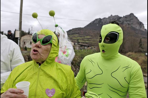 REUTERS - En Francia algunas personas prefirieron re&#237;rse del fin del mundo y con a las calles con disfraces de extraterrestres.