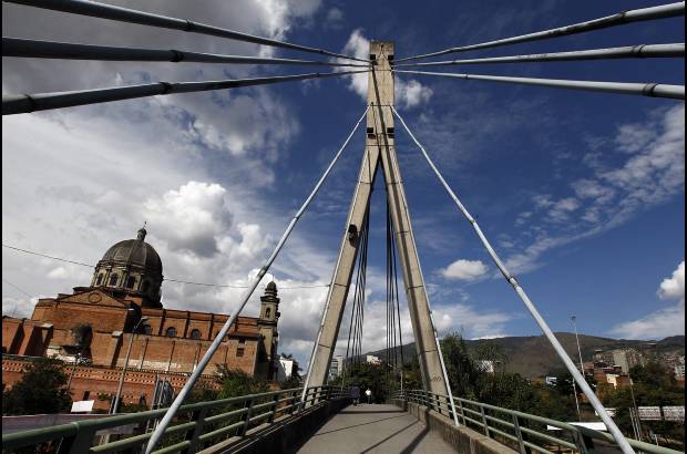 Foto: archivo El Colombiano - Los espacios peatonales han ido ganado espacio en la ciudad, como este puente en pleno centro de Medellín.