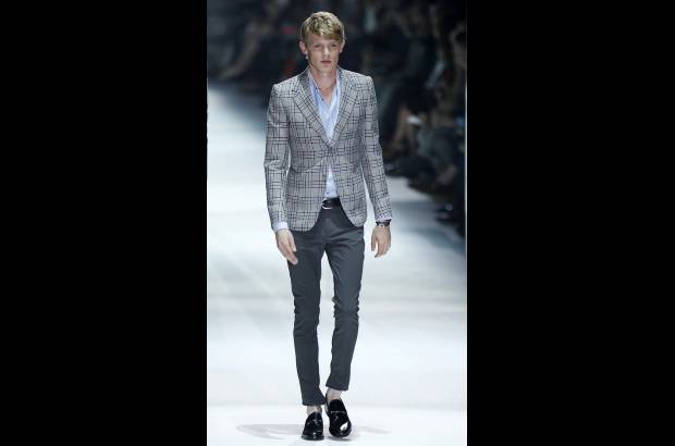AP - Adem&#225;s de los cuadros, en tonos gris&#225;ceos para la noche y en otros colores m&#225;s vistosos para el d&#237;a, la dise&#241;adora de Gucci, Frida Gianni, sac&#243; a la pasarela de la Semana de la Moda Masculina de Mil&#225;n camisetas ce&#241;idas y pantalones pitillo, combinados con camisas tradicionales y cinturones de cuero.